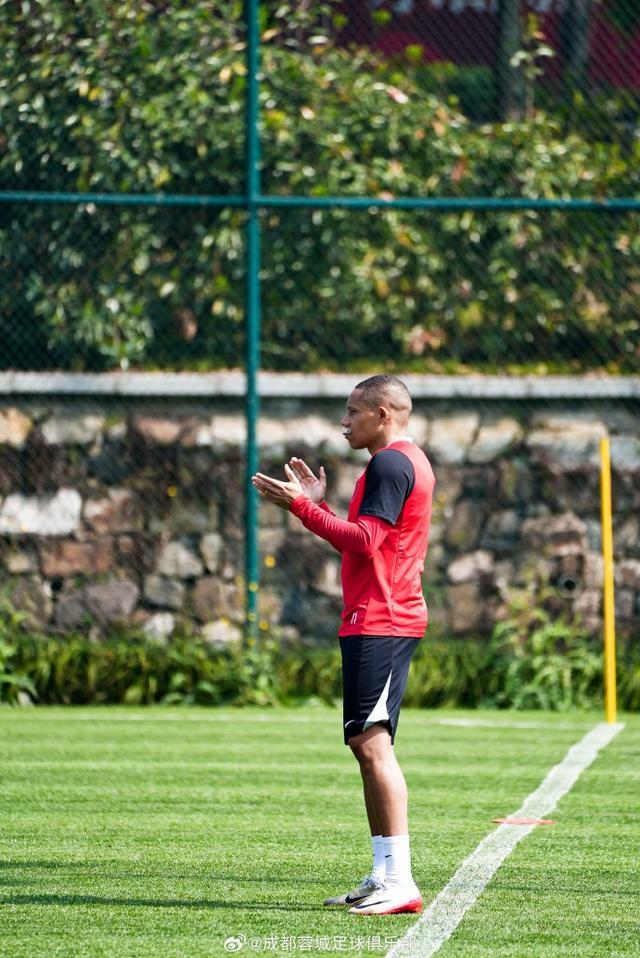 九游app-韦林顿-席尔瓦带伤参加训练,嘴上还有包扎